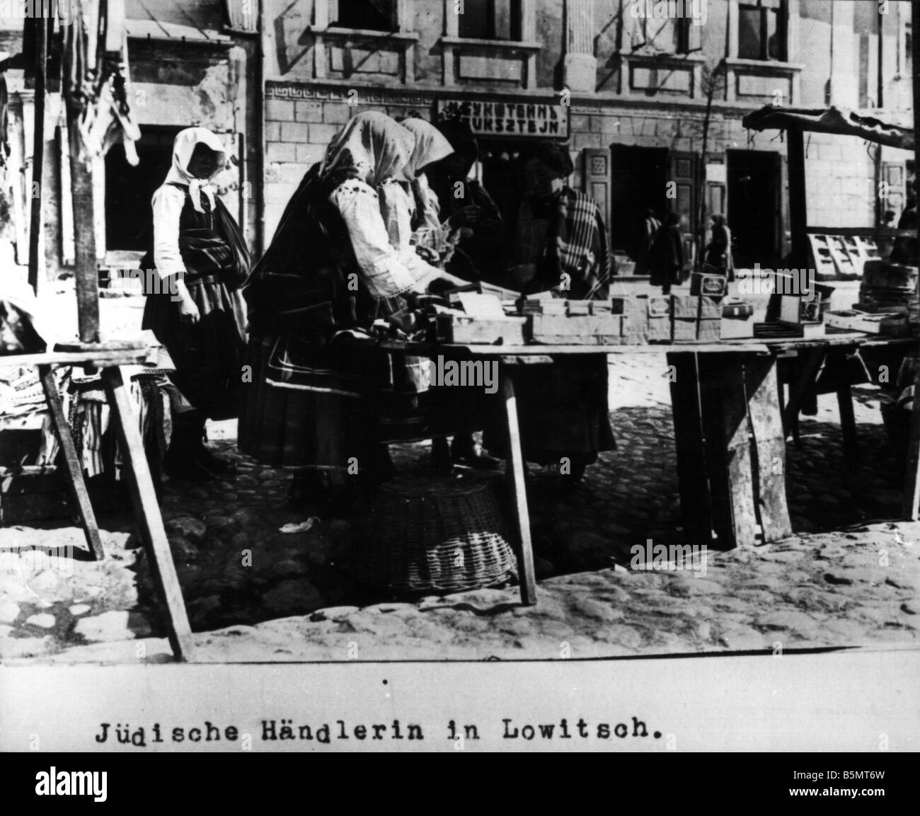 9IS 1915 0 0 A1 27 Jewish saleswoman in Lowitsch 1915 History of Judaism Eastern Jews Jewish saleswoman in Lowitsch Lowicz west Stock Photo