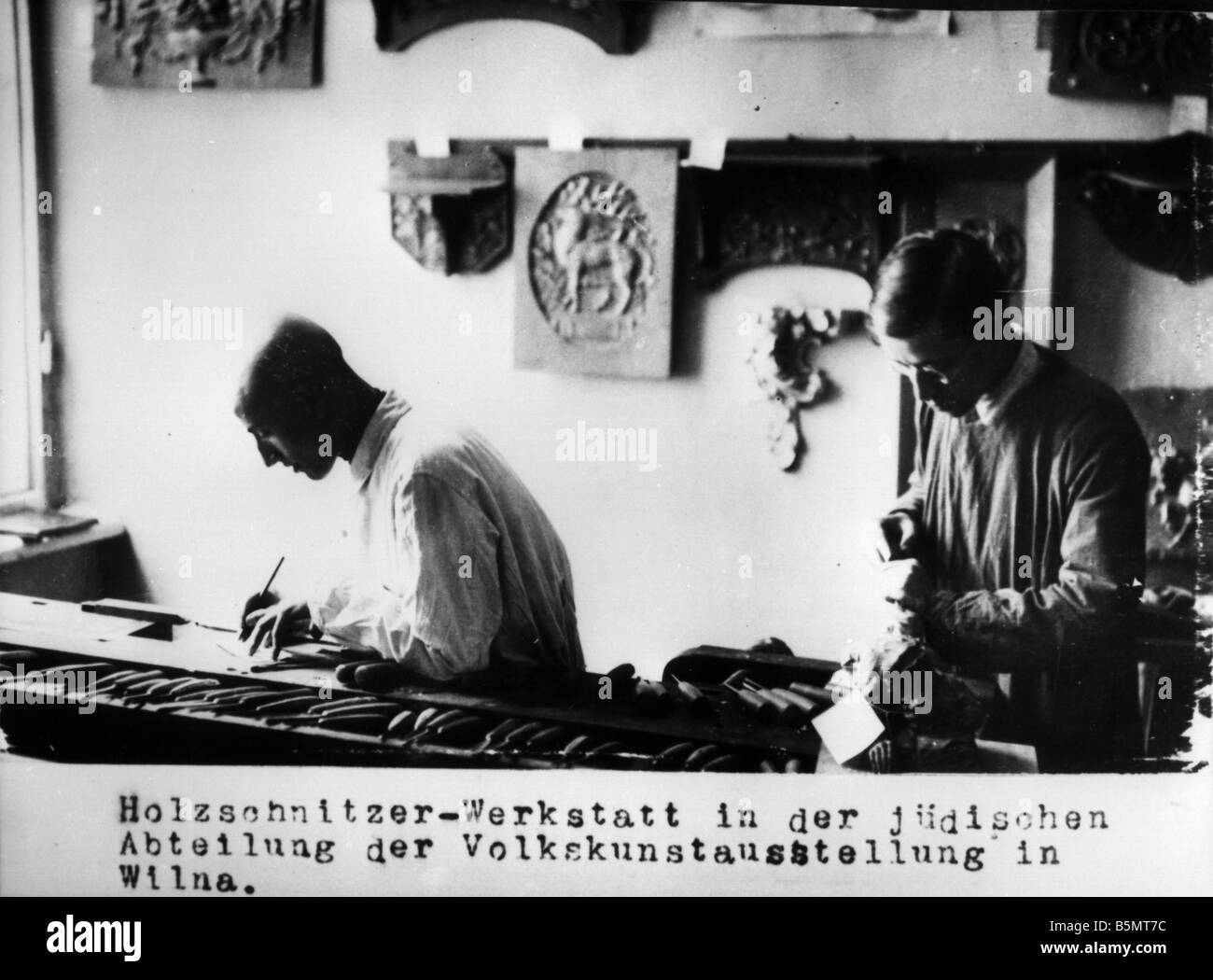 9IS 1915 0 0 A1 34 Jewish wood carver Vilnius 1915 History of Judaism Eastern Jews Wood carver s workshop in the Jewish part of Stock Photo
