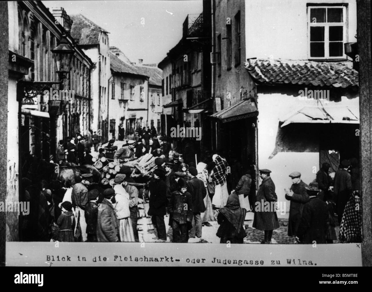 9IS 1915 0 0 A1 49 Juwish street in Vilnius Photo 1915 History of Judaism Eastern Jews View of the meat market or Jewish street Stock Photo