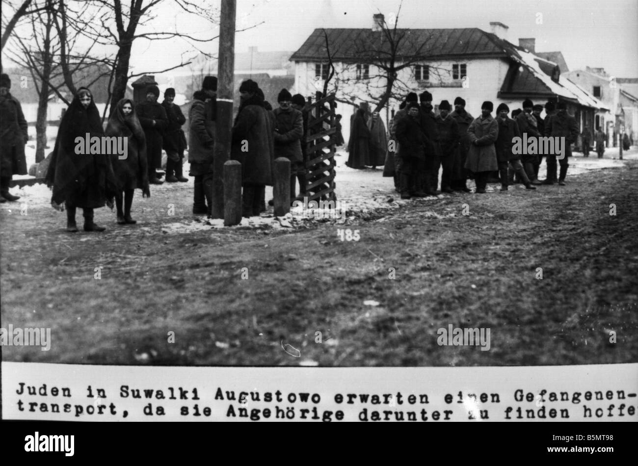 9IS 1915 0 0 A1 60 Jews in Suwalki Augustowo 1915 16 History of Judaism Eastern Jews Jews in Suwalki Augustowo wait for a prison Stock Photo