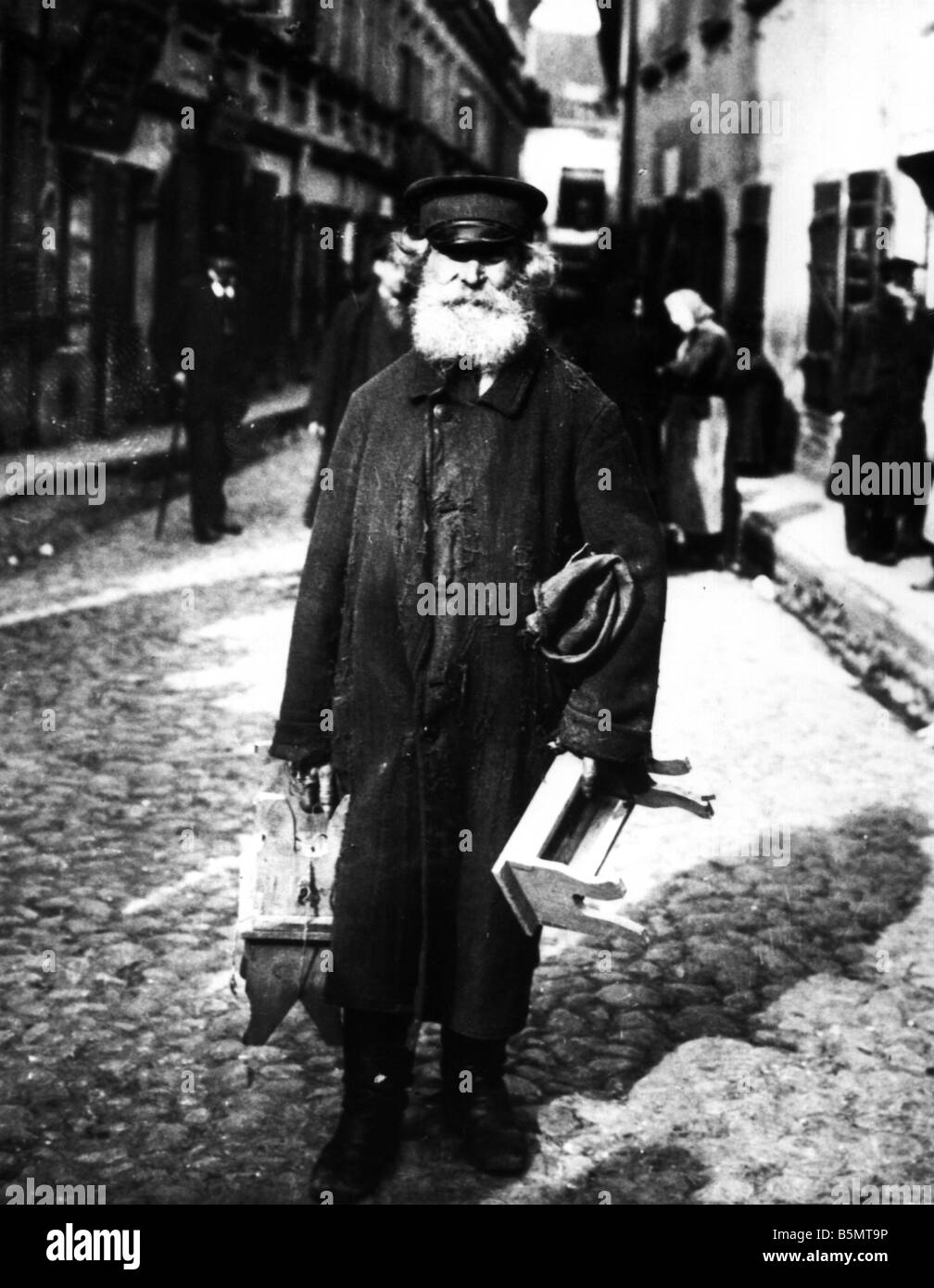 9IS 1915 0 0 A1 9 Jewish salesman in Wilna 1915 History of Judaism Eastern Jews Jewish salesman in the streets of Wilna Photo c Stock Photo