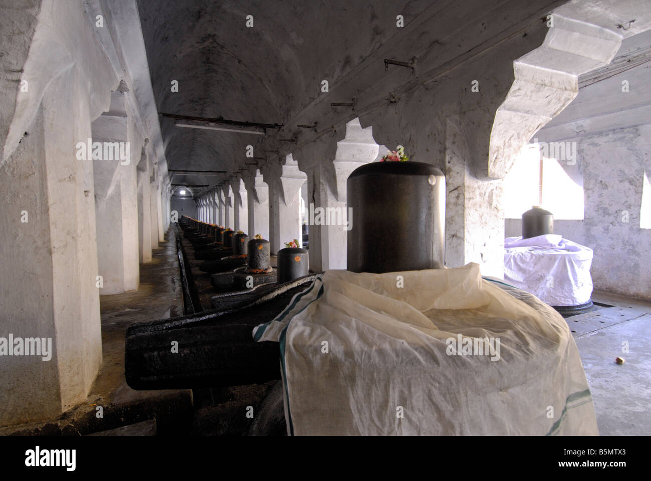 108 SIVALINGAMS AT PAPANASAM TEMPLE NEAR THANJAVUR TAMILNADU Stock Photo