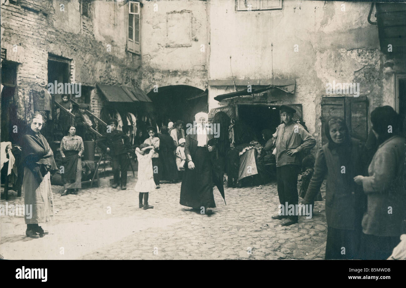 9IS 1916 0 0 A2 9 E Jewish sector in Vilnius c 1916 History of Judaism Eastern Jews Jewish sector in Vilnius Street scene Amateu Stock Photo