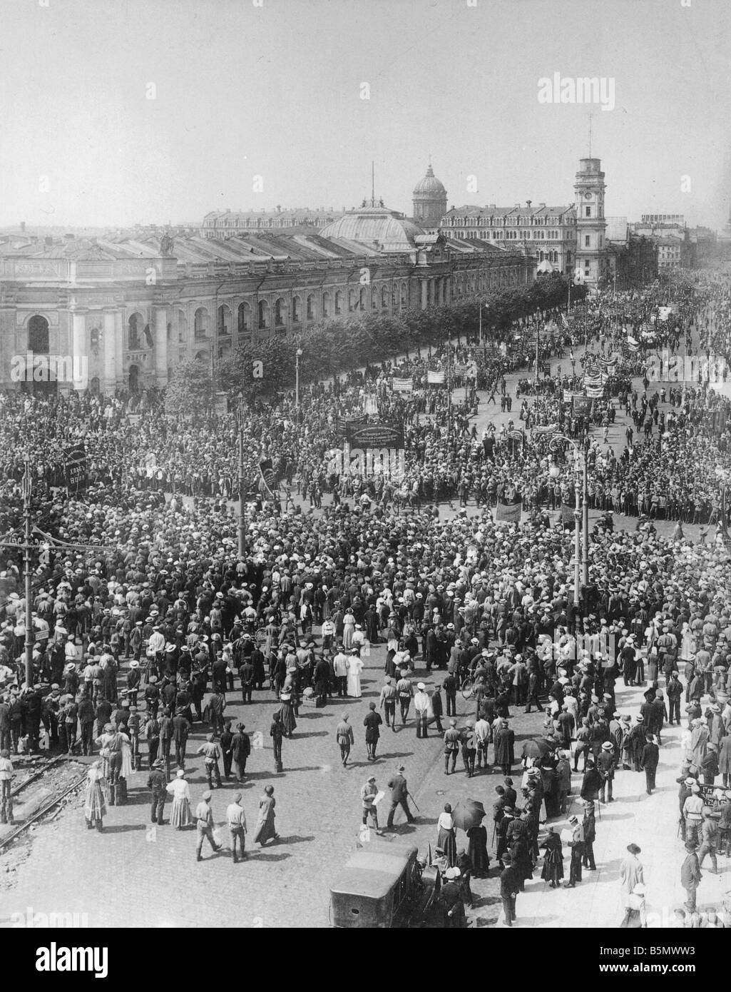 9RD 1917 6 18 A1 Demonstration in Petrograd 18 June 1918 Russian Revolution 1917 Demonstration of revolutionary democrats in Pet Stock Photo