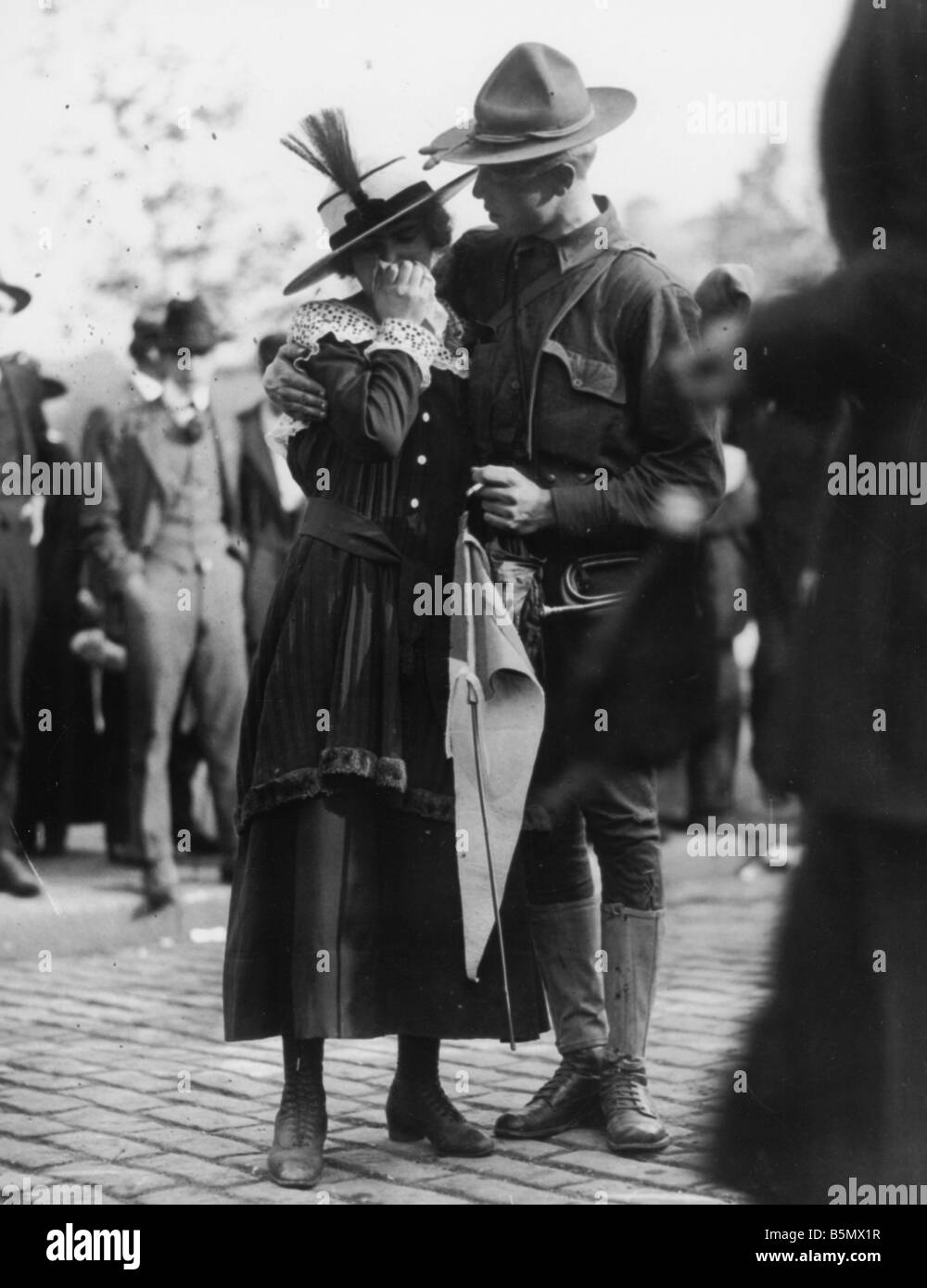 9US 1917 4 6 A1 B War entry 1917 Soldier takes leave World War 1 USA Declaration of War on Germany by the USA 6th April 1917 Sol Stock Photo