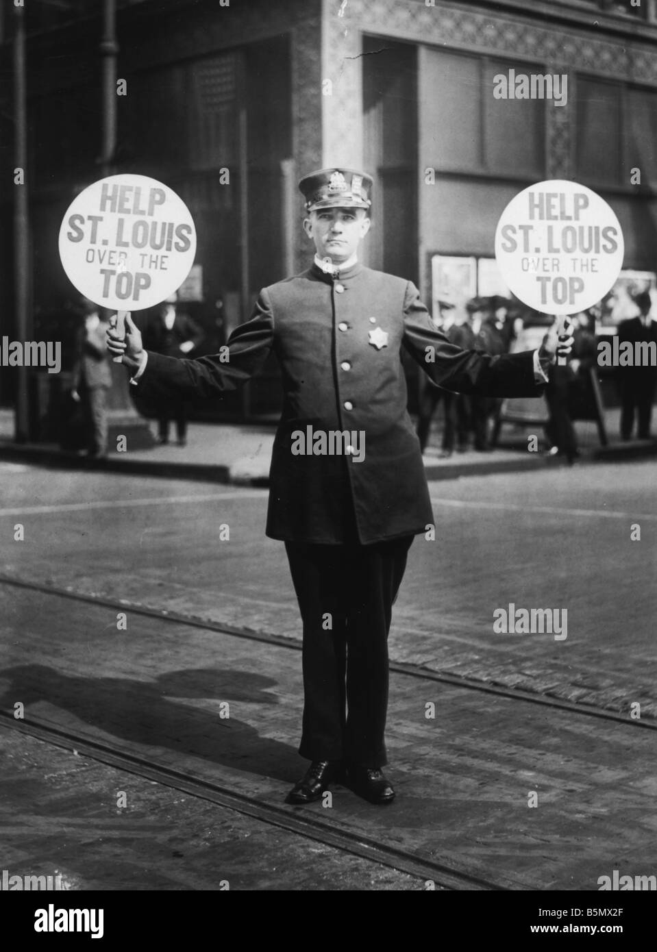 9US 1918 0 0 A7 1 WW1 Policeman advertises 4th War loan World War 1 USA 1917 18 Traffic policeman controls the traffic in St Lou Stock Photo
