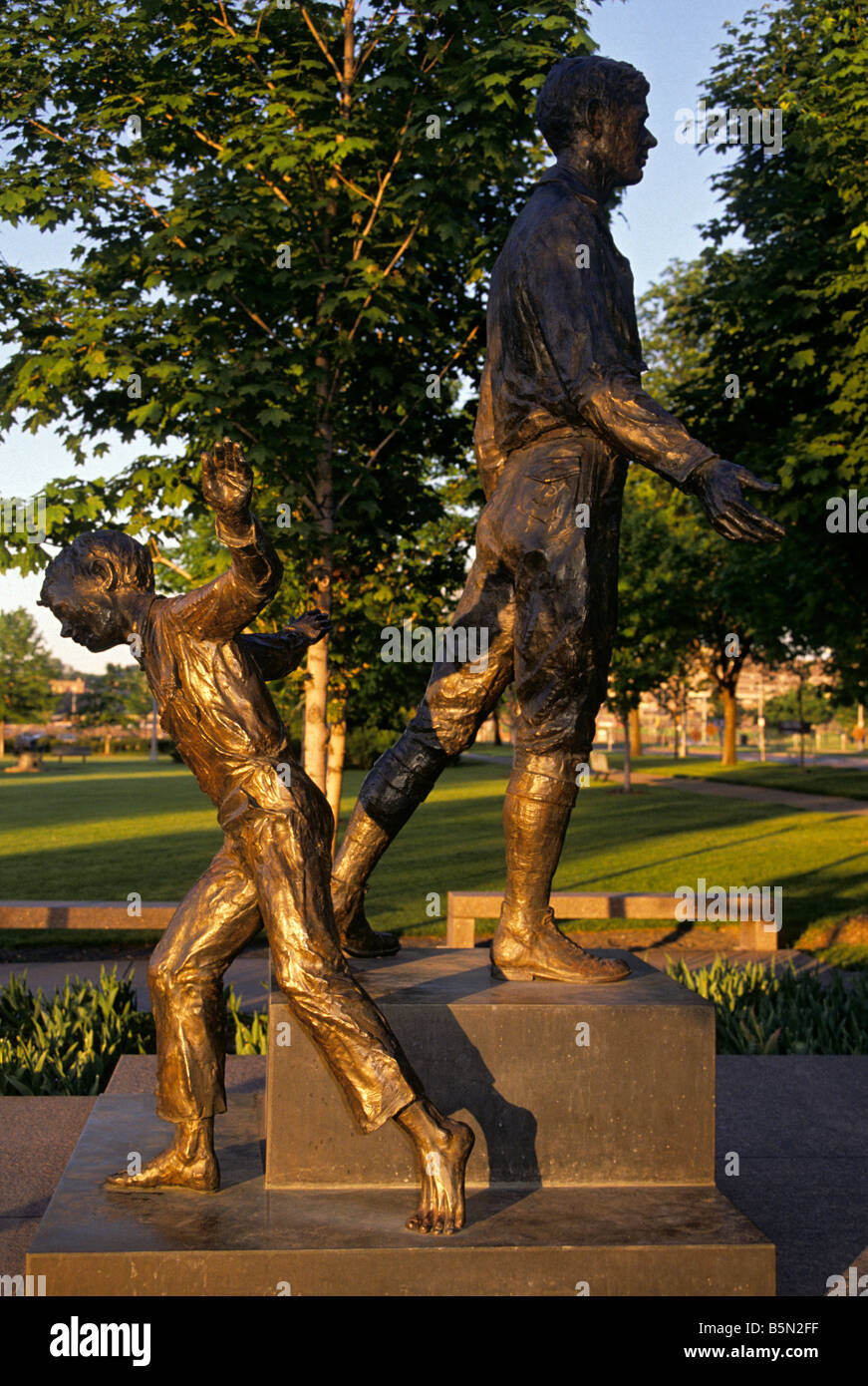 STATUE OF CHARLES LINDBERG, THE BOY AND THE MAN, BY PAUL GRANLUND. STATE CAPITOL GROUNDS, ST. PAUL, MINNESOTA. Stock Photo