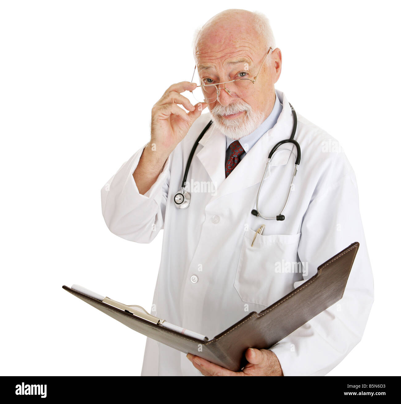 Пожилой мужчина врач. Врач в возрасте. Врач на белом фоне. Серьезный врач. Профессор в белом халате.