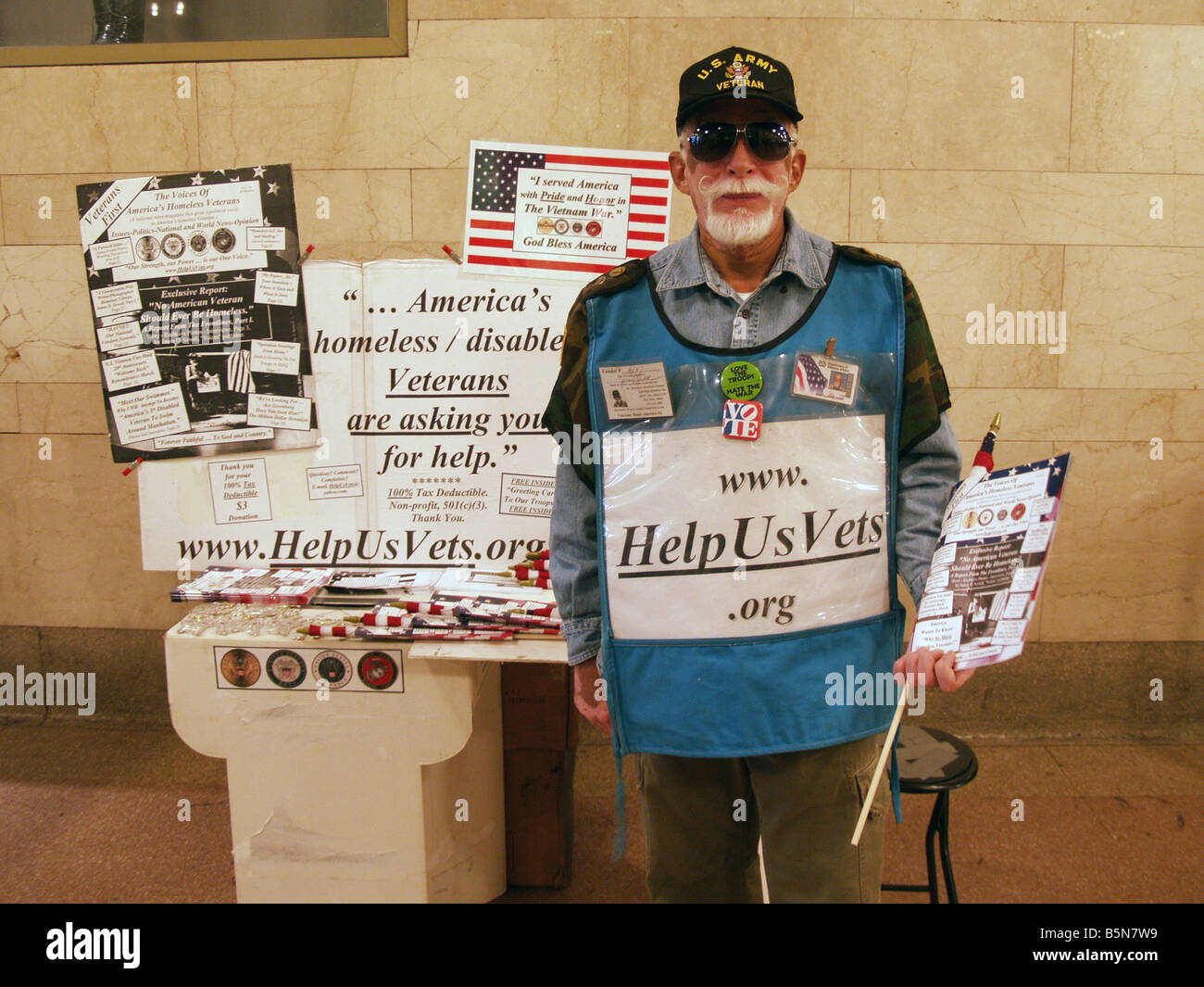 An American Vietnam Veteran asking for donations for homeless and disabled war veterans Stock Photo