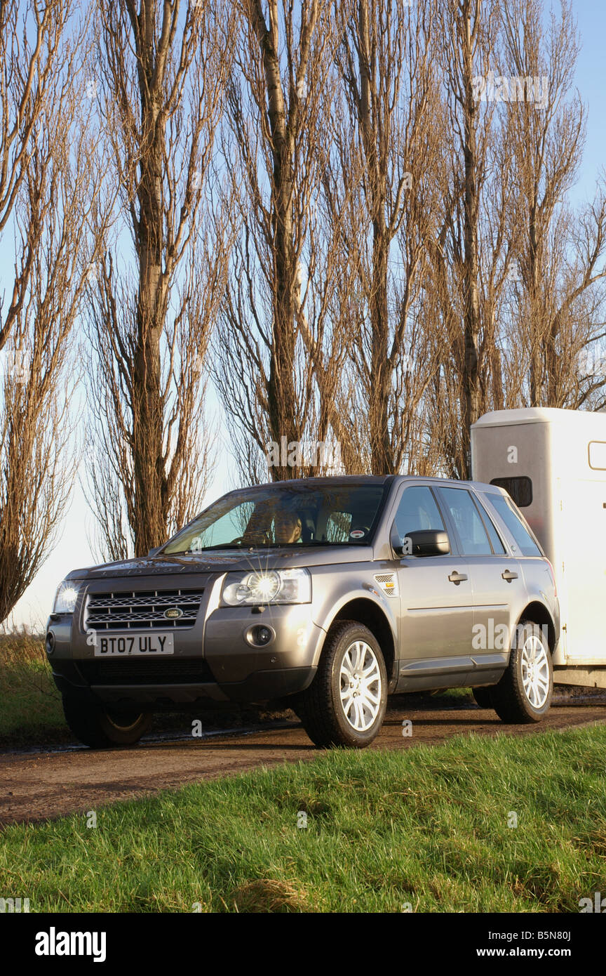 Land Rover Freelander 2 towing Ifor Williams horse trailer Stock Photo
