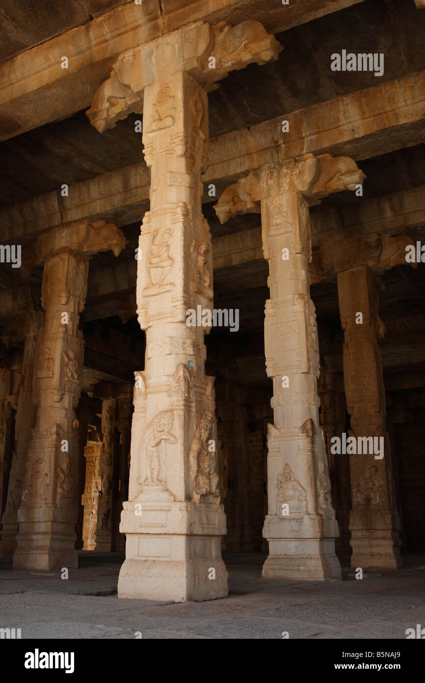 Decorations at the pillars of a hindu temple dedicated to Shiva at temple of Vitthala Vijayanagar Hampi Karnataka In Stock Photo