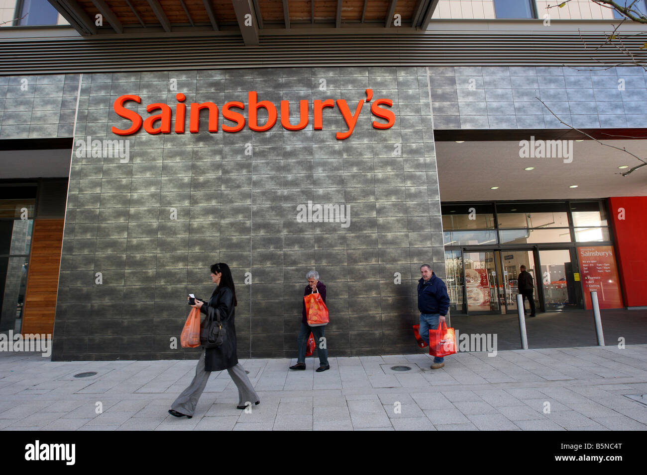 PEOPLE SHOPPING IN J SAINSBURY'S SUPERMARKET DURING THE CREDIT CRUNCH