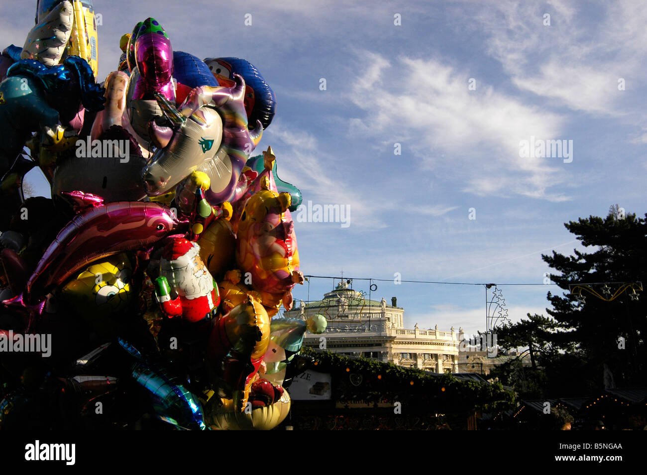 Balloon seller and Burgtheatre. Vienna Christmas market Stock Photo Alamy