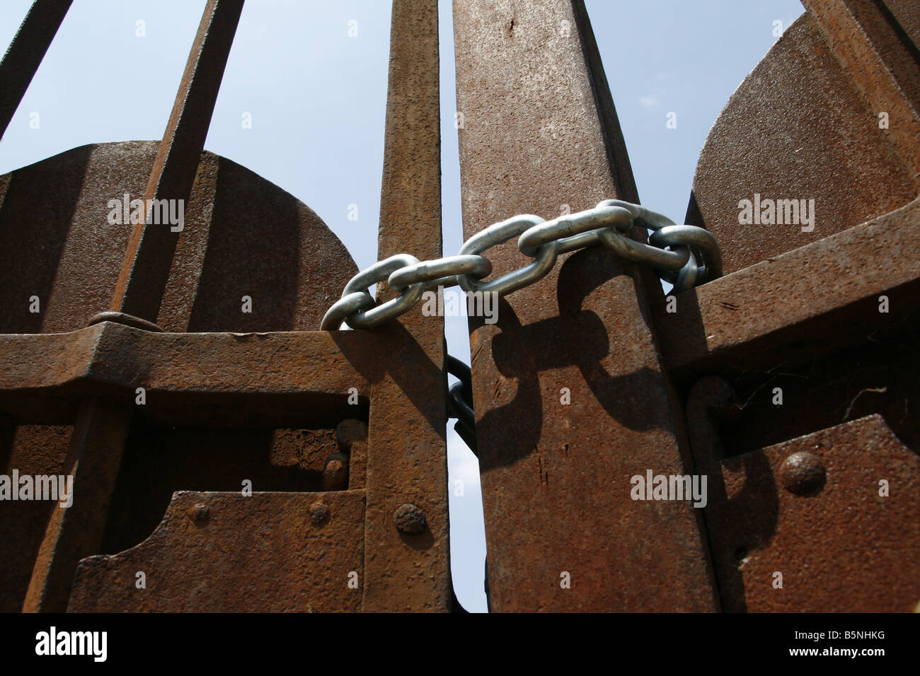 old-and-new-metal-rust-chain-hi-res-stock-photography-and-images-alamy