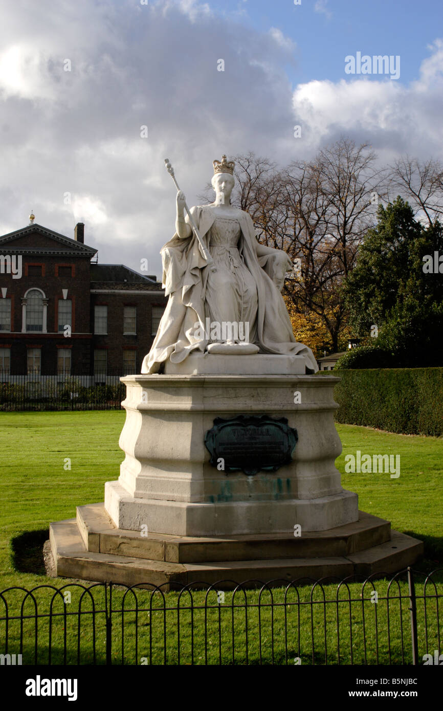 Queen Victoria Statue Kensington Palace High Resolution Stock Photography and Images Alamy