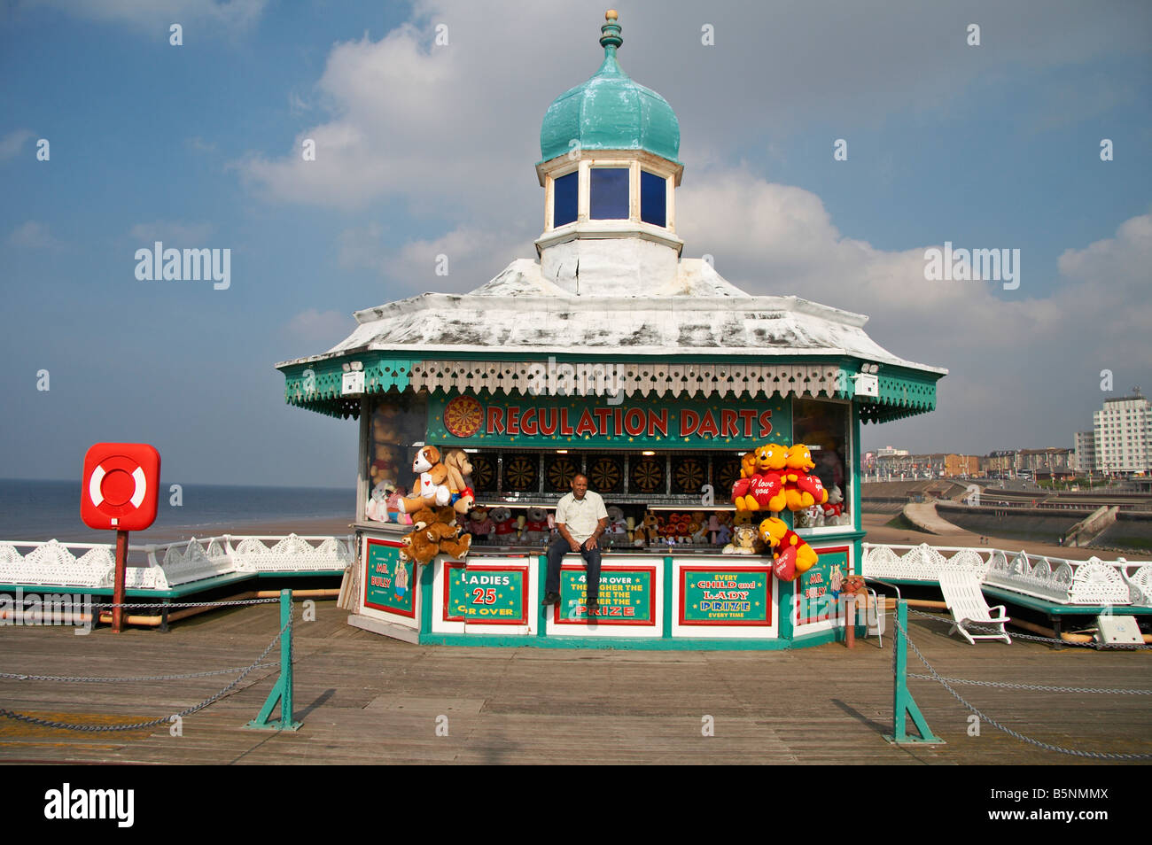 kiosk-on-blackpool-north-pier-stock-photo-alamy