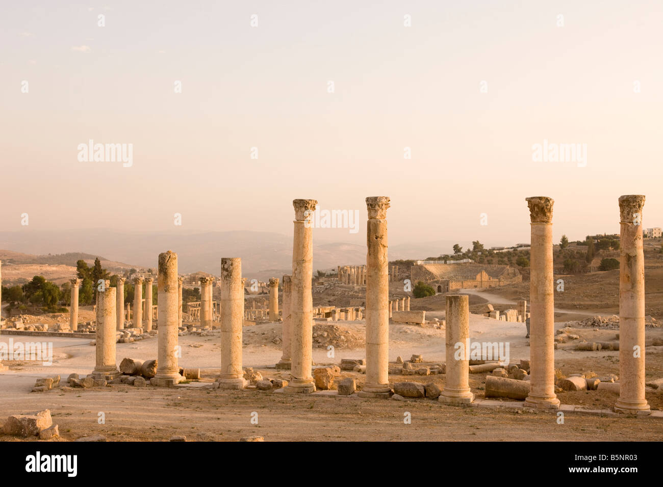 STONE COLUMNS ROMAN TEMPLE OF ARTEMIS RUINS JERASH JORDAN Stock Photo