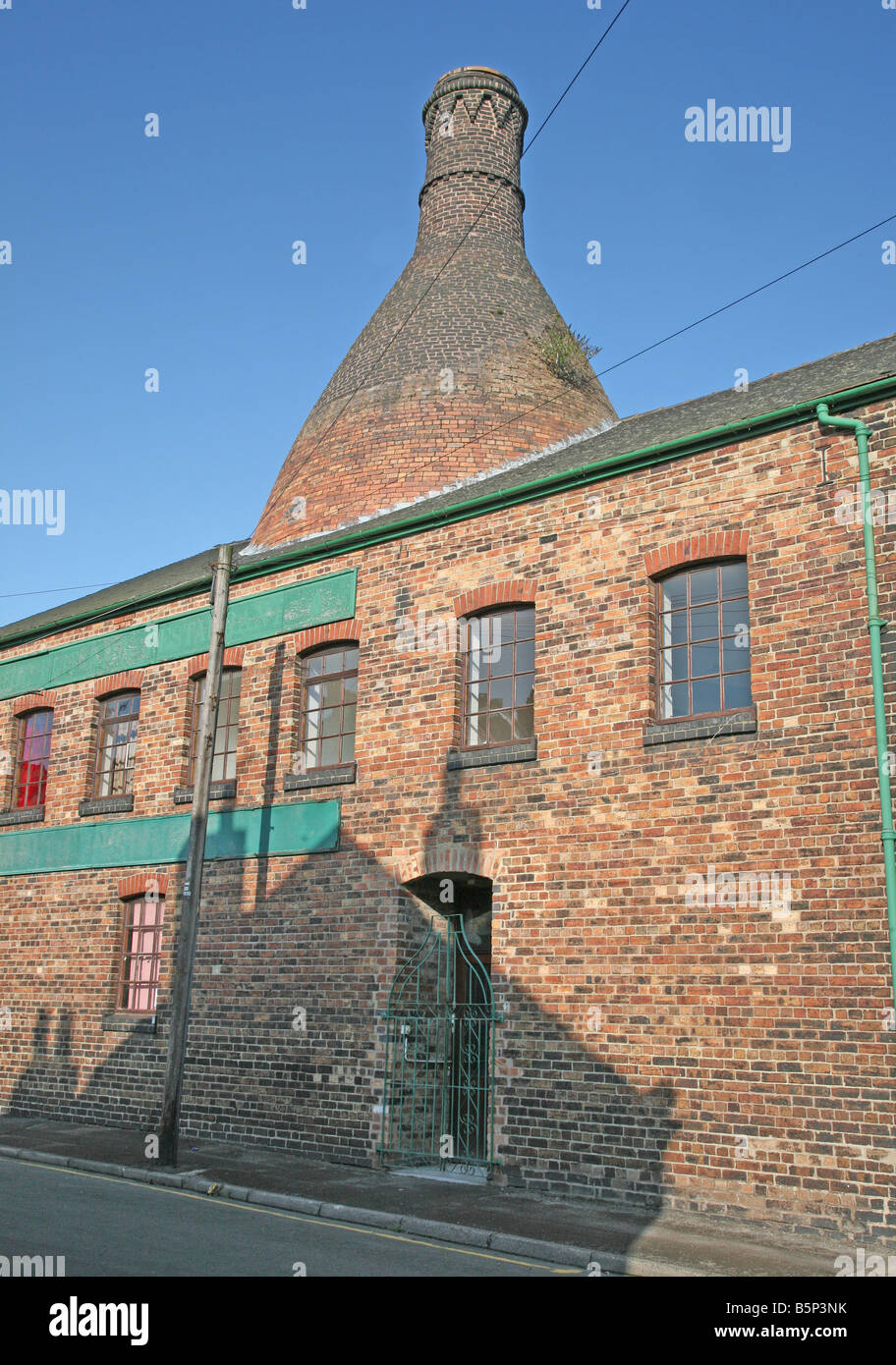 A Pottery Bottle Kiln built into the roof of a pottery at Heron Cross, Fenton, Stoke-on-Trent, Staffordshire Stock Photo