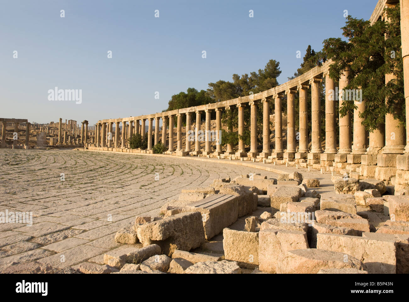 Colonnaded plaza hi-res stock photography and images - Alamy