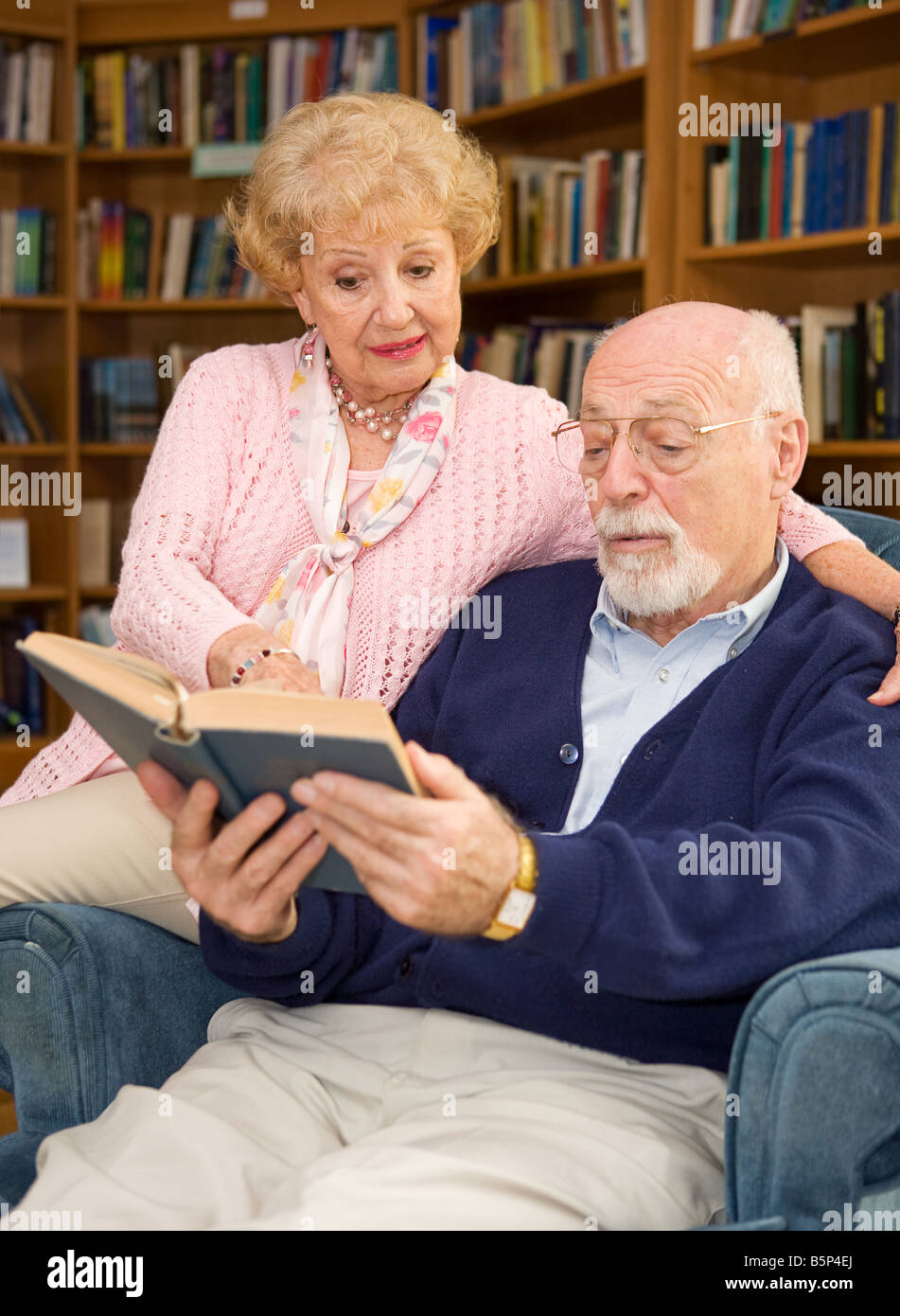 Две немолодые преданные подружки. Чтение пожилых людей. Соучастником может признаваться лицо в возрасте старше 65. Две пожилые подруги картинки. Бабушка с книжкой.