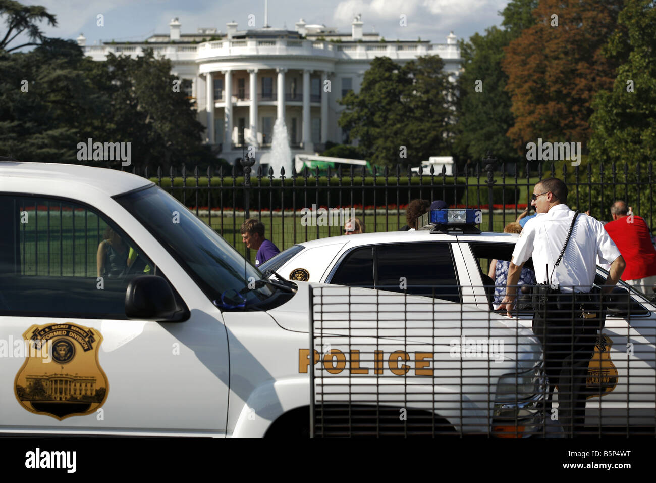 Police man in front of the South Portico of the White House, Washington D.C., USA Stock Photo