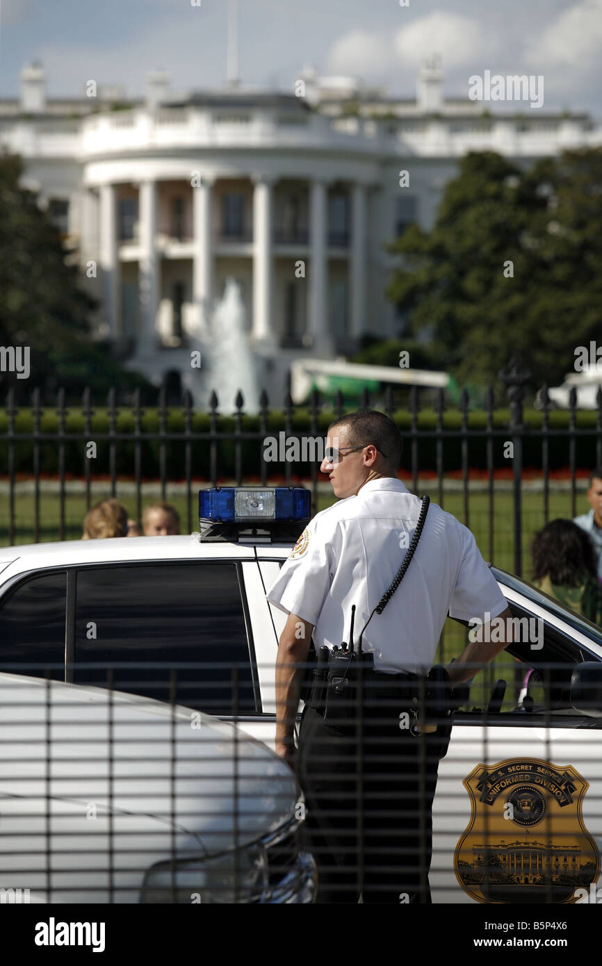 Police man in front of the South Portico of the White House, Washington D.C., USA Stock Photo