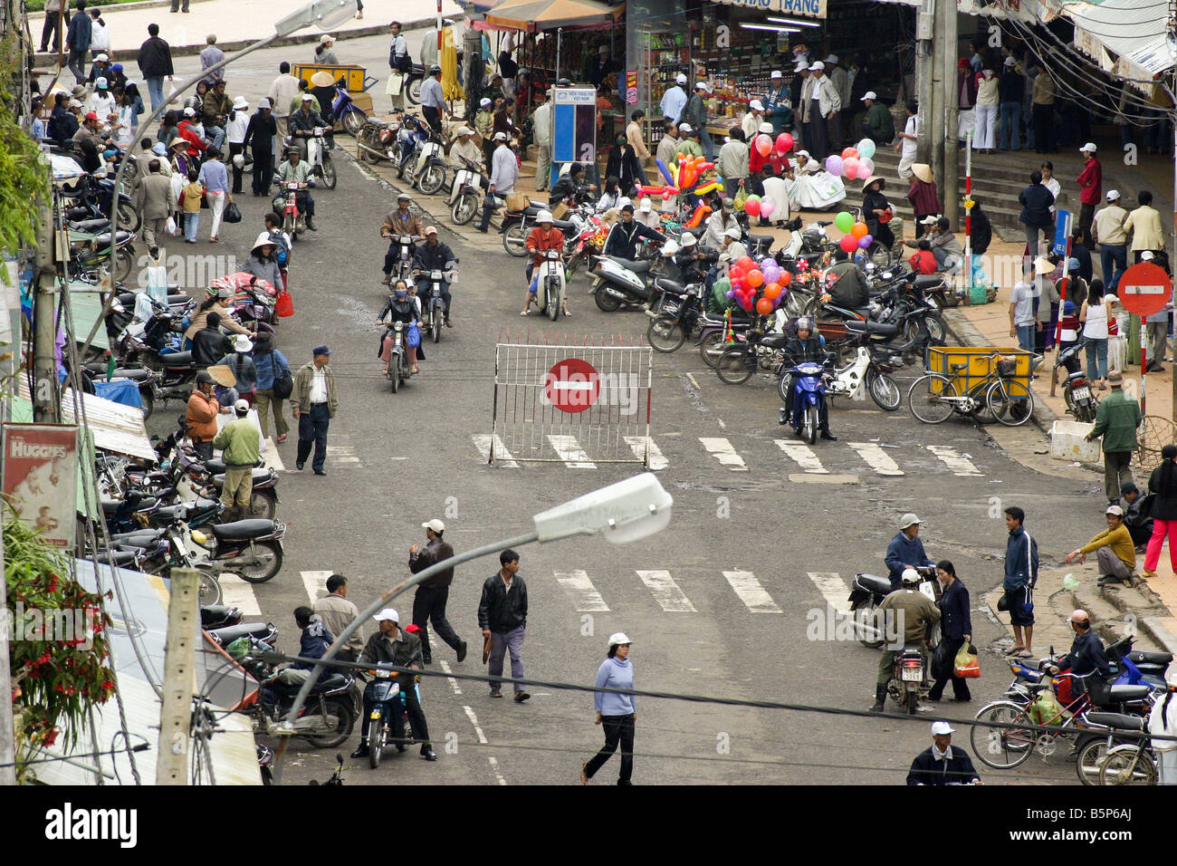 Crowd of asian people hi-res stock photography and images - Alamy