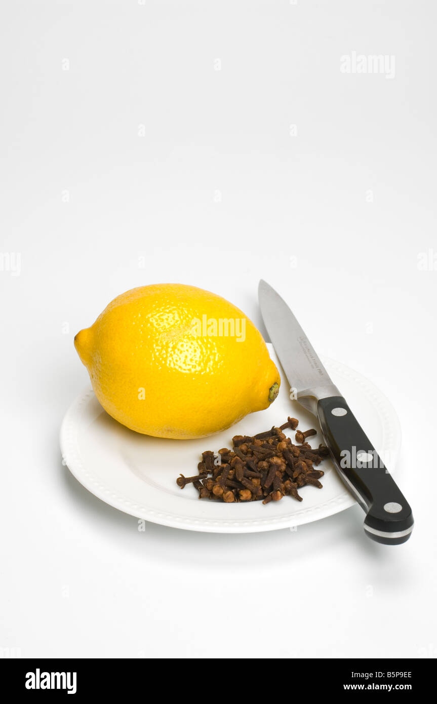 Lemon slices and cloves are essential for hot whiskey, a popular colds
