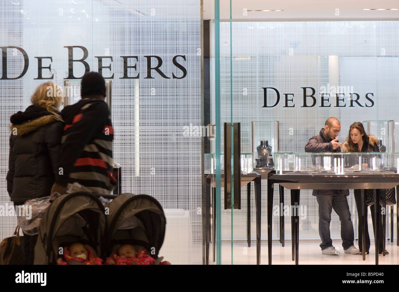 De Beers Jewellers  Shopping in Central, Hong Kong