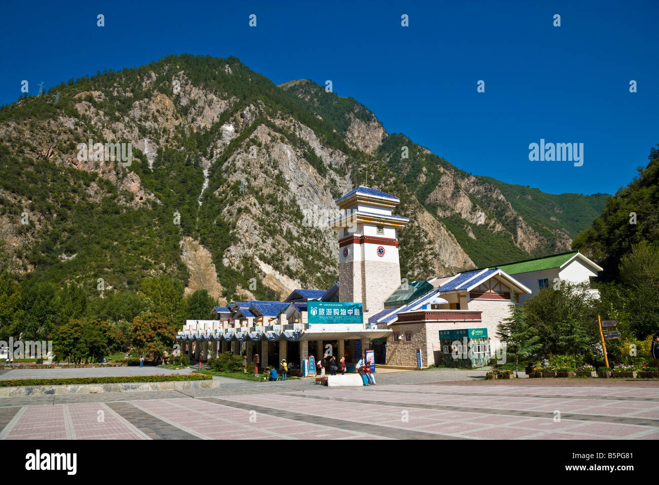 Shopping area at entrance to Jiuzhaigou nature reserve Sichuan Province China. JMH3568 Stock Photo