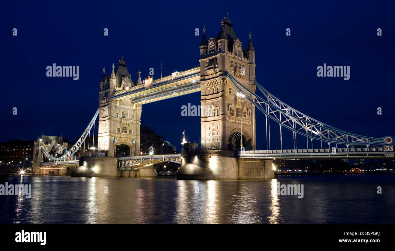 The river thames and tower bridge hi-res stock photography and images ...