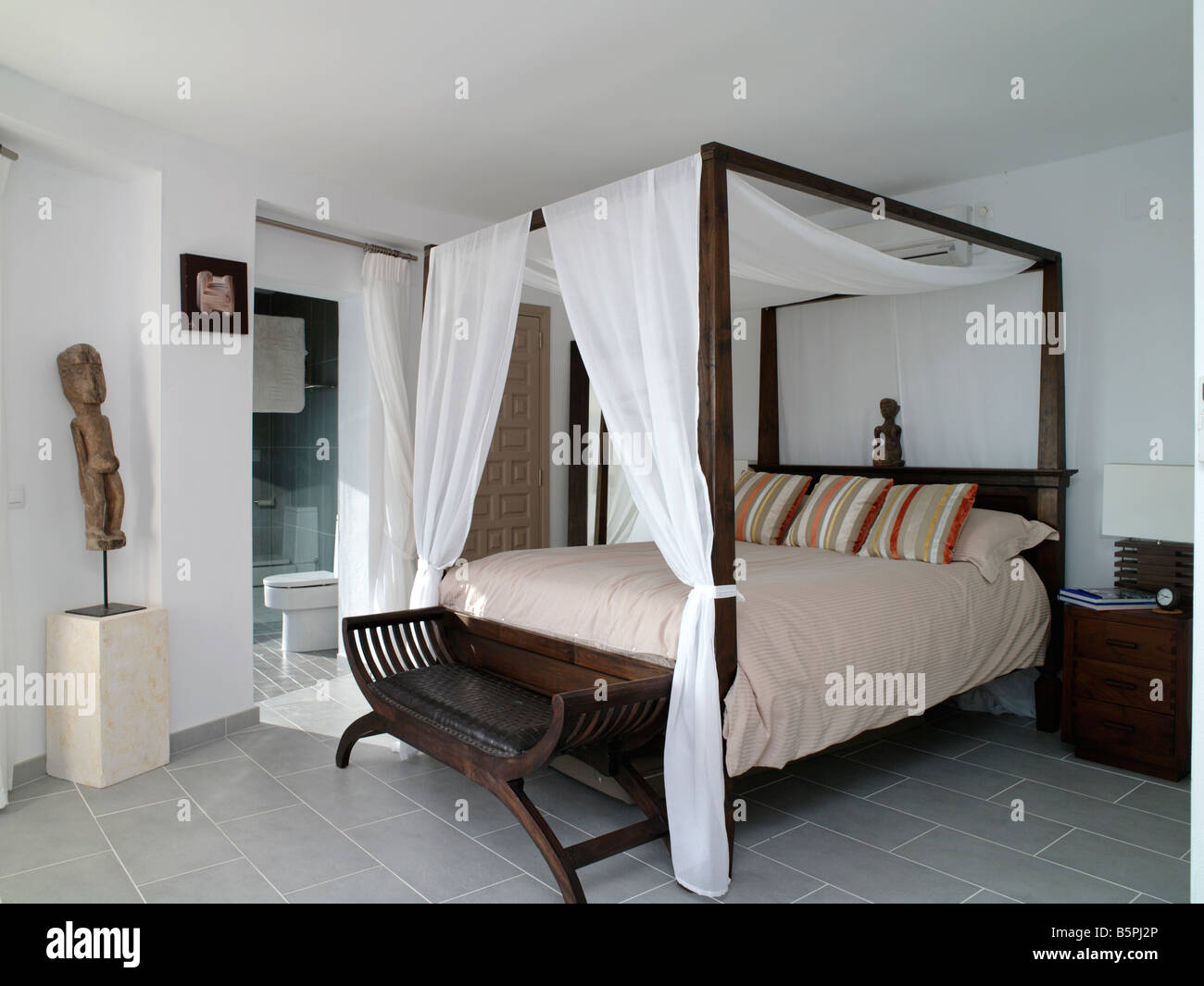 Four poster bed hires stock photography and images Alamy