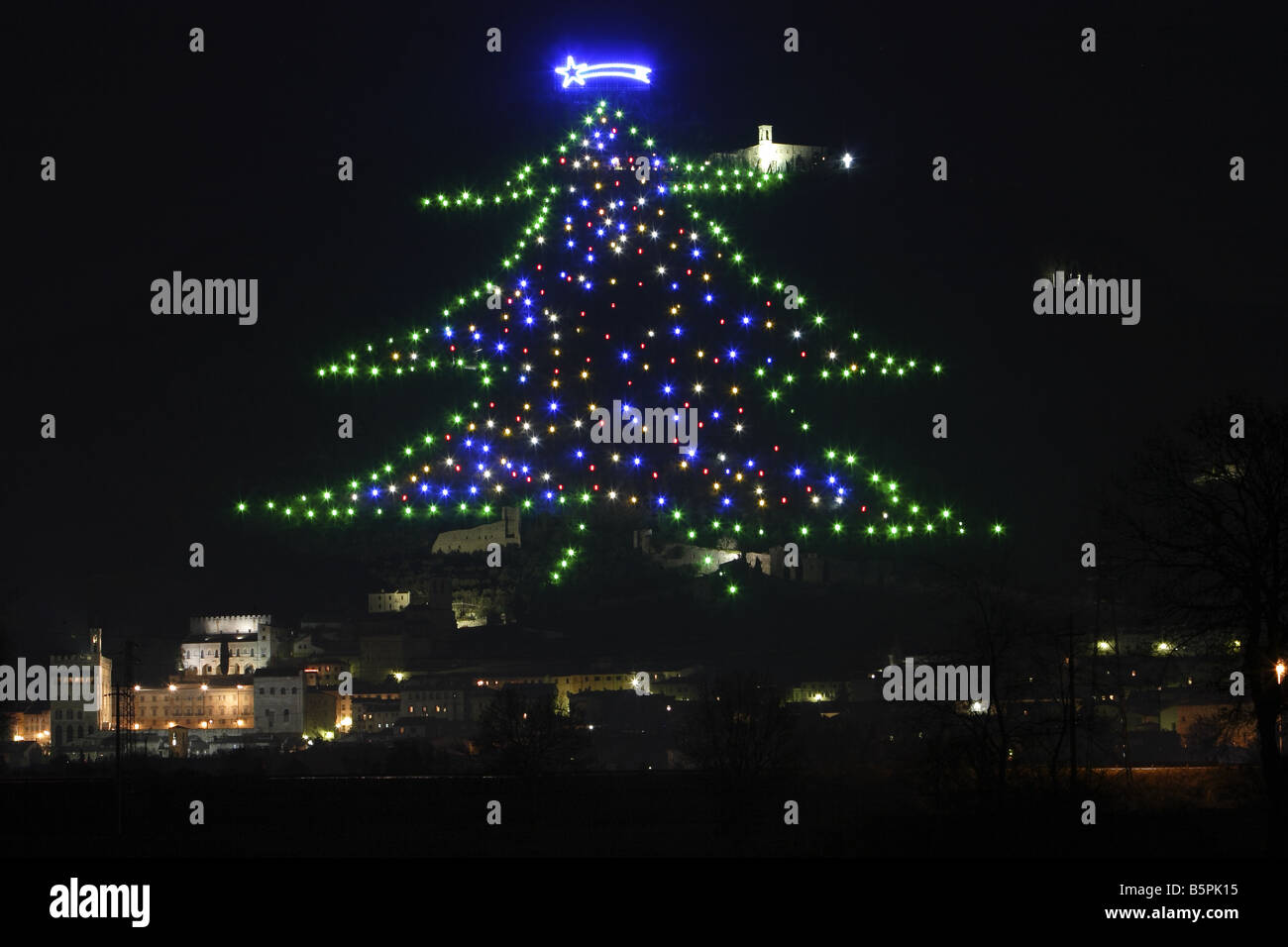 Albero Di Natale Gubbio Umbria.The Largest Christmas Tree In The World Gubbio Umbria Italy Stock Photo Alamy