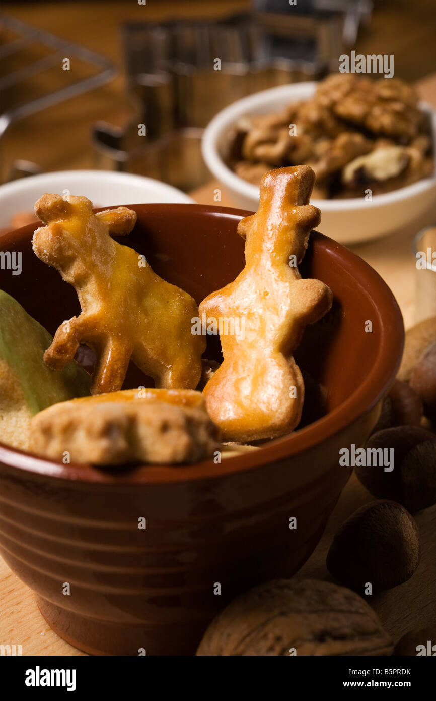 https://c8.alamy.com/comp/B5PRDK/shortbread-cookies-in-christmas-symbol-shapes-in-brown-bowl-B5PRDK.jpg