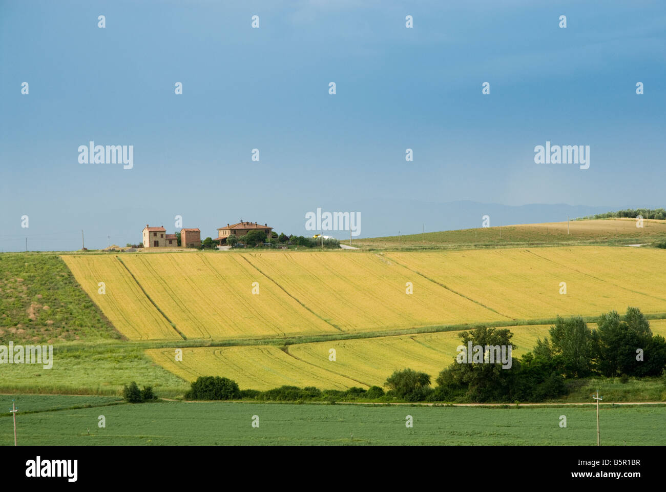 Umbrian countryside with farmhouse near Paciano close to Lake Trasimeno Stock Photo