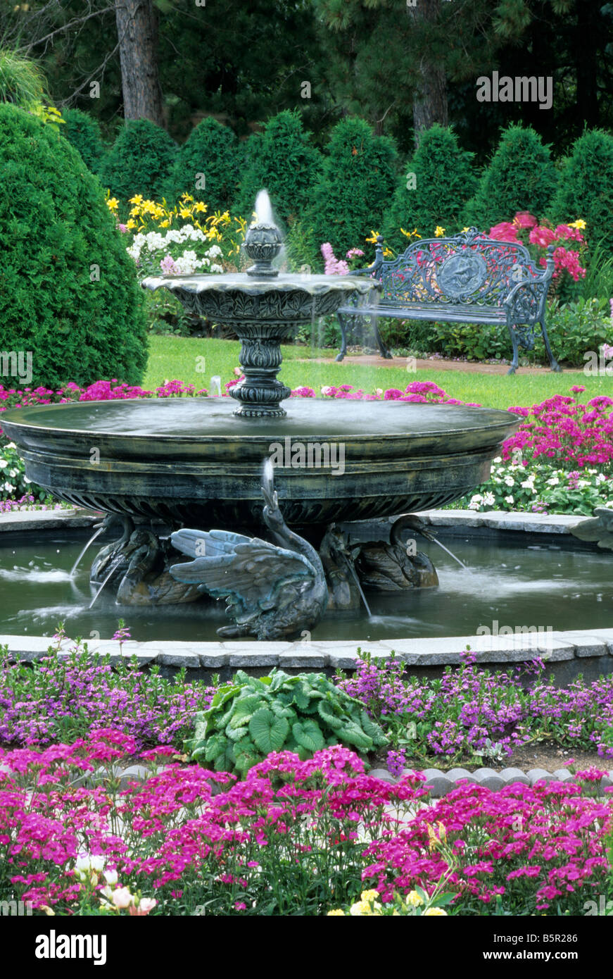 WINDSOR COURT FOUNTAIN IN THE FORMAL GARDENS AREA OF CLEMENS GARDENS, ST. CLOUD, MINNESOTA.  SUMMER. Stock Photo