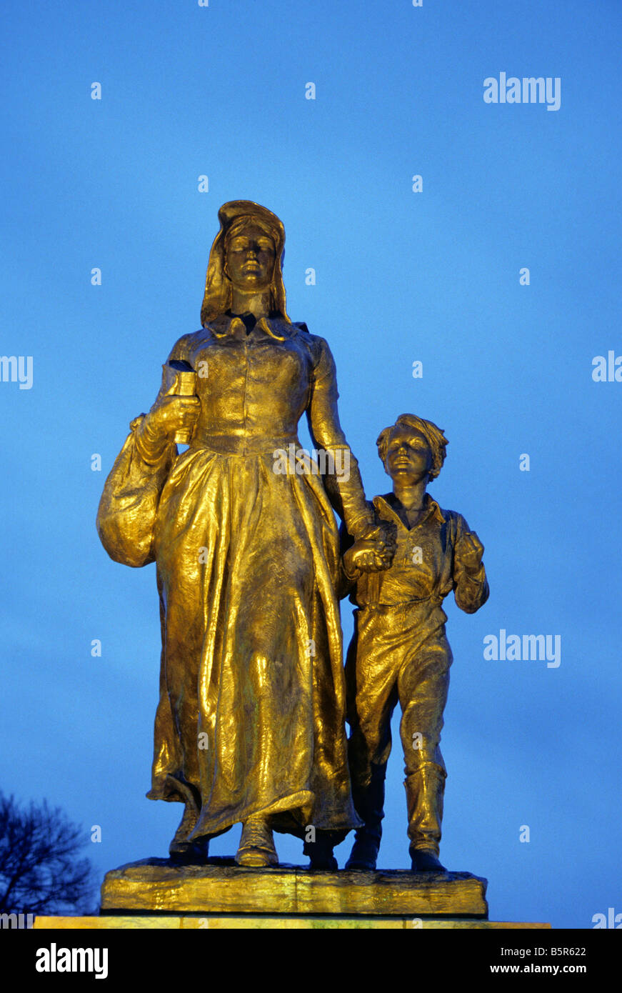 THE PIONEER WOMAN STATUE IN PONCA CITY, OKLAHOMA, HONORING THE CONTRIBUTIONS OF WOMEN TO THE SETTLEMENT OF THE WEST. Stock Photo