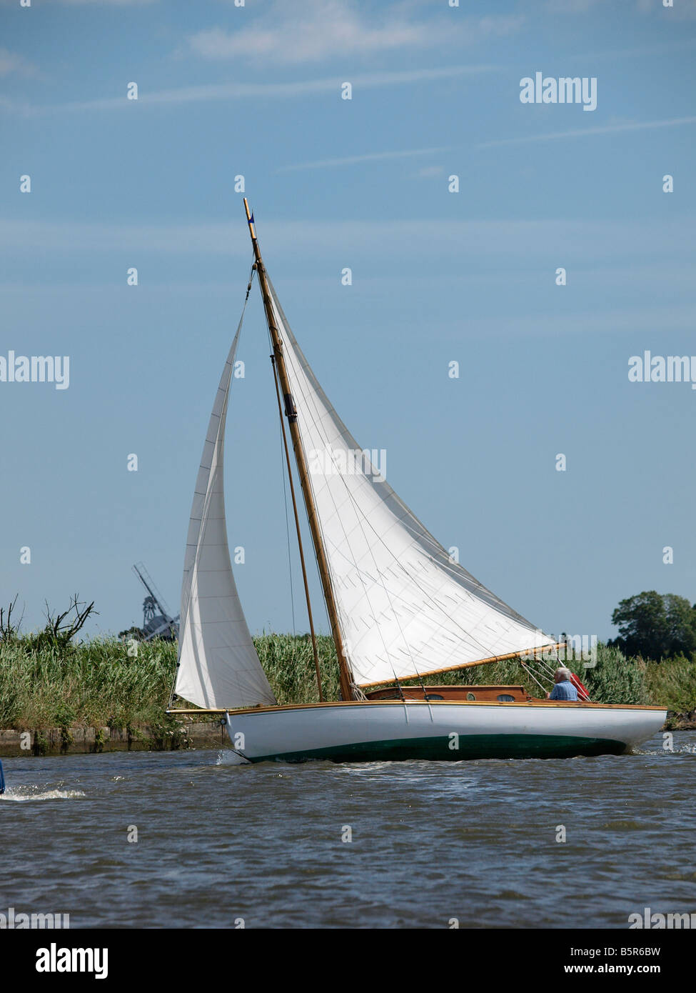 RIVER CLASS " WILL O' THE WISP " TRADITIONAL WOODEN PLEASURE CRUISER SAILING ON RIVER ON THE  NORFOLK BROADS EAST ANGLIA ENGLAND UK Stock Photo