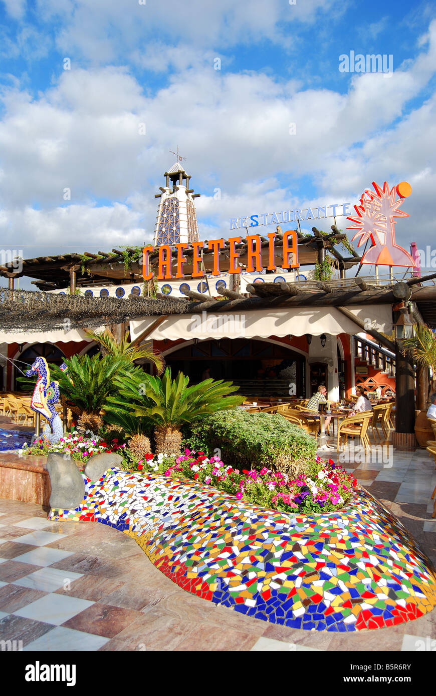konstruktion som resultat solsikke Outdoor restaurant, Park Santiago V, Avenue de las Americas, Playa de las  Americas, Tenerife, Canary Islands, Spain Stock Photo - Alamy