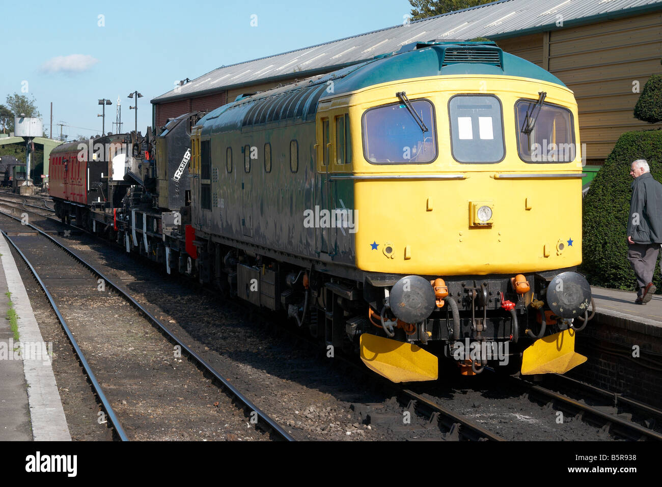 Crompton 33053 with a breakdown train at Ropley, Mid-Hants Railway Stock Photo