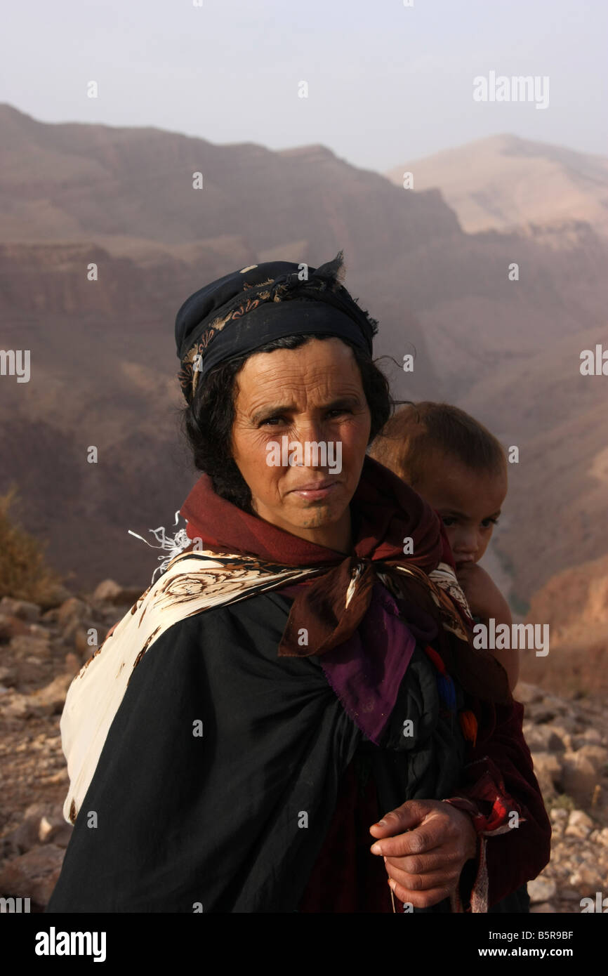 weg Marty Fielding Editor Nomad Berber woman and baby in traditional clothing high in the Atlas  Mountains Morocco Stock Photo - Alamy