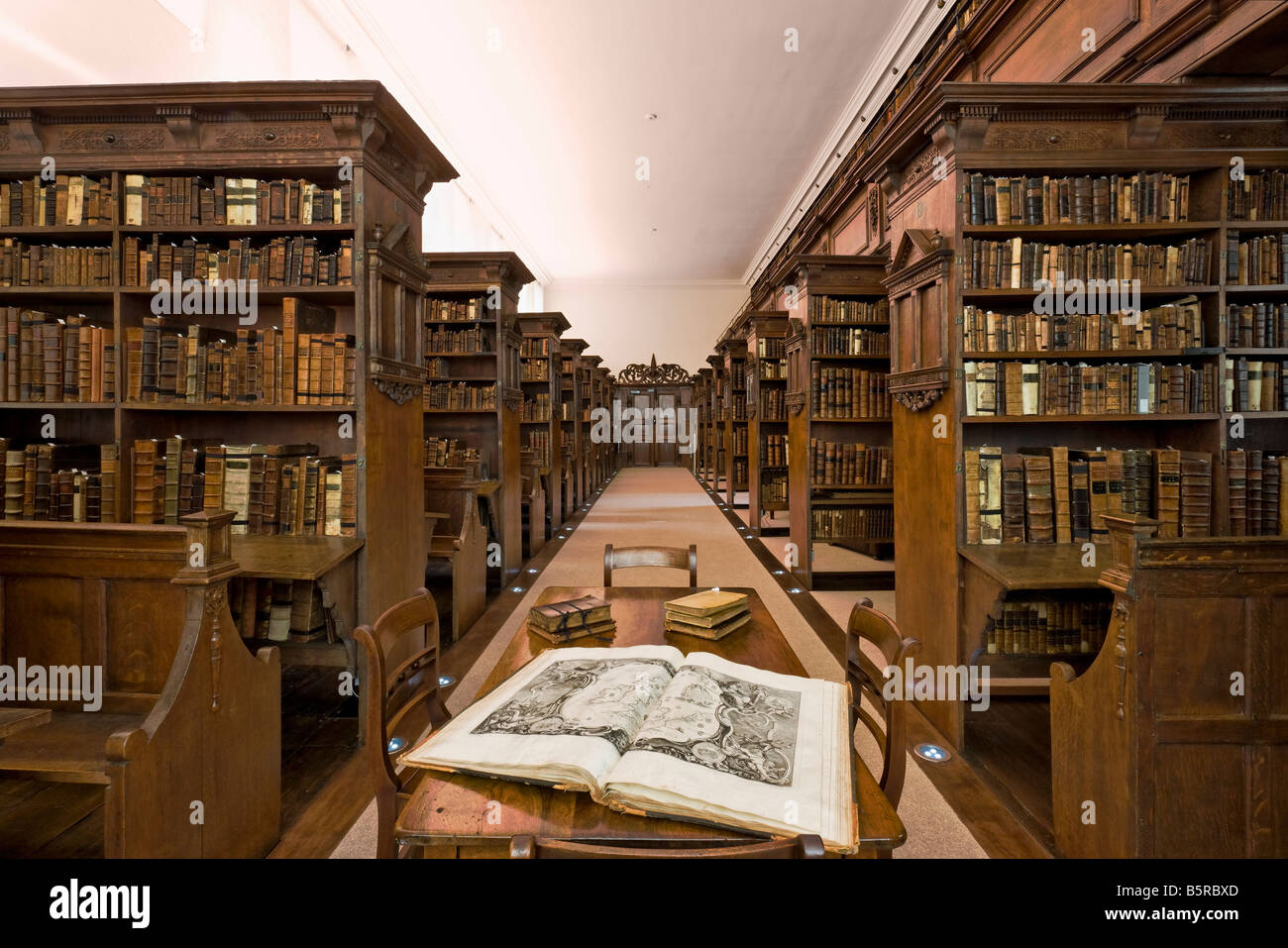 Магазин книг по истории. Библиотека Оксфорд 19 век. Оксфордский университет библиотека. Государственная публичная историческая библиотека (ГПИБ). Старая библиотека.