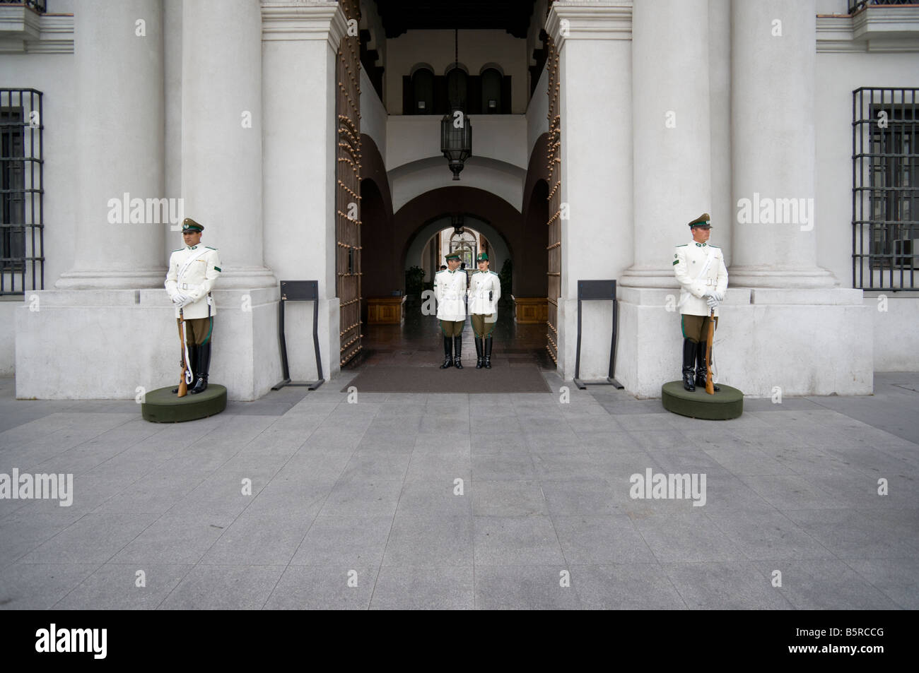 Guards outside the Palacio de La Moneda, Santiago Stock Photo - Alamy