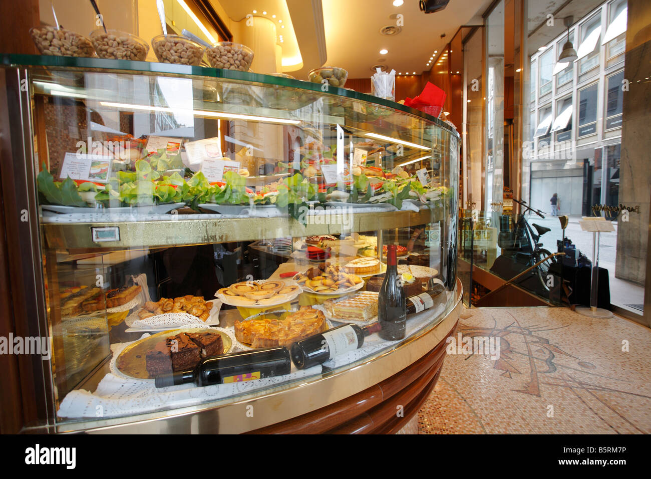 Restaurant outdoors near Duomo Square, Milan, Italy Stock Photo Alamy