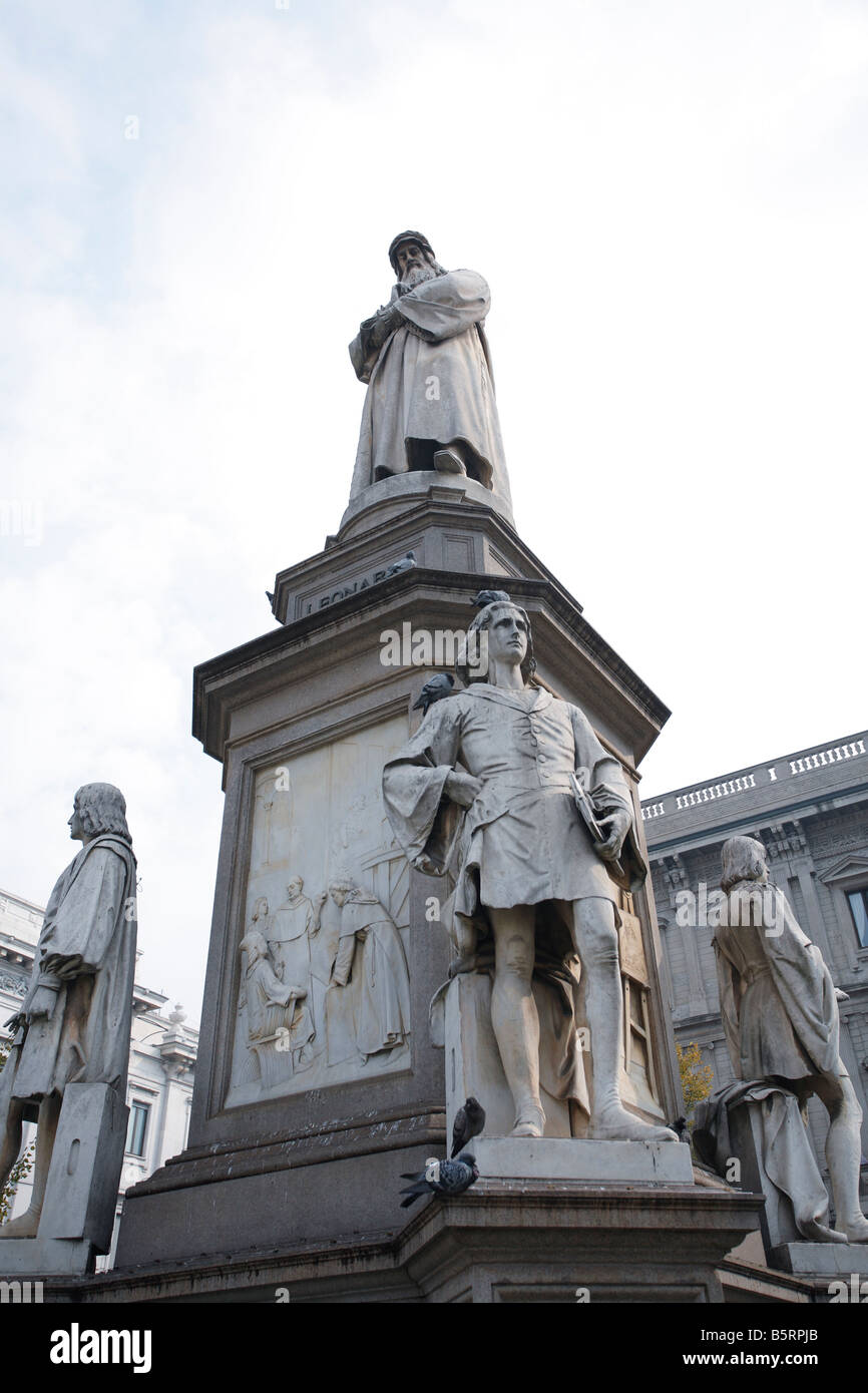 Statue of Leonardo da Vinci, Piazza Scala, Milan, Italy Stock Photo