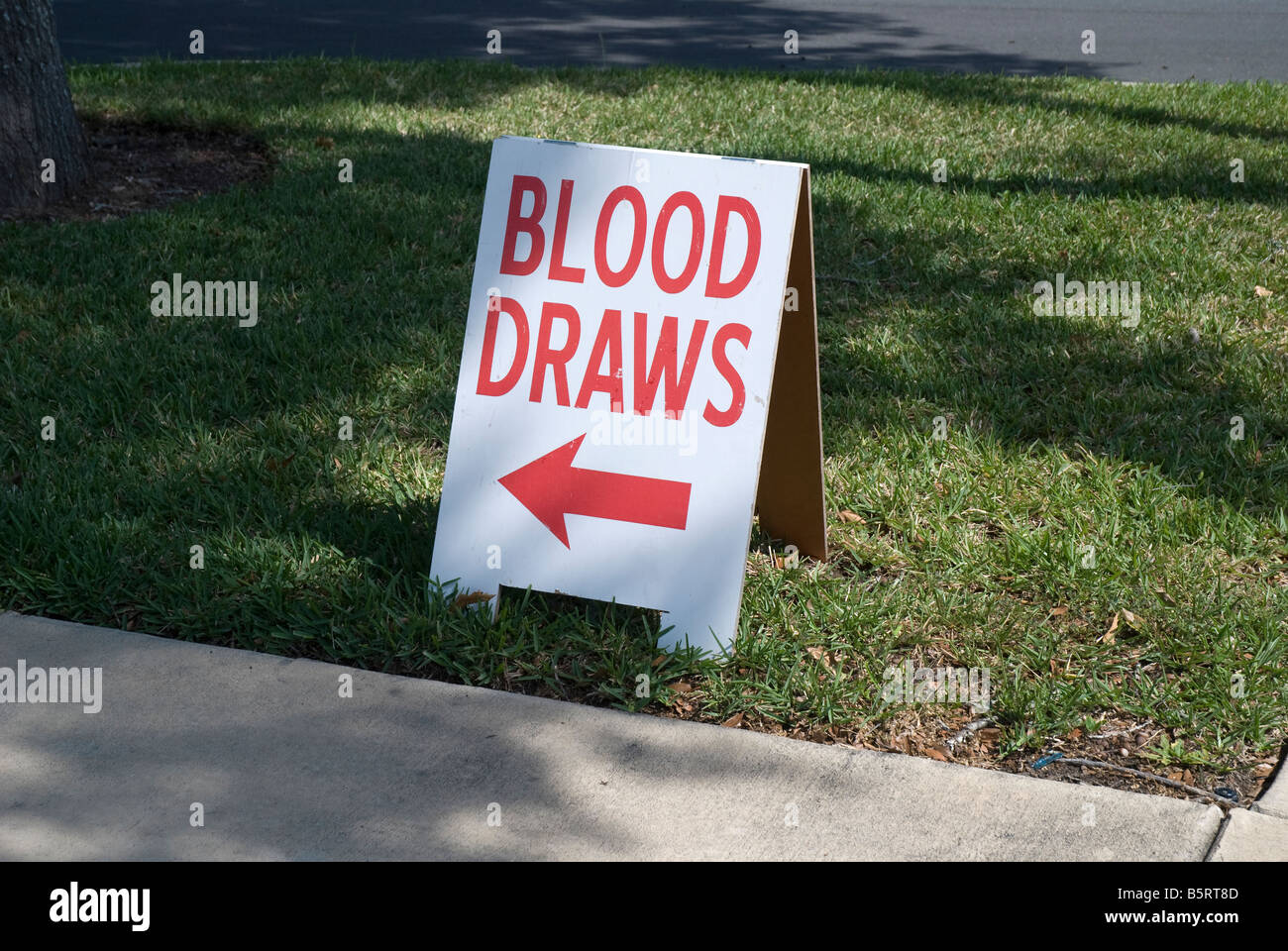 sign for blood drawing at laboratory in shopping center North Florida Stock Photo