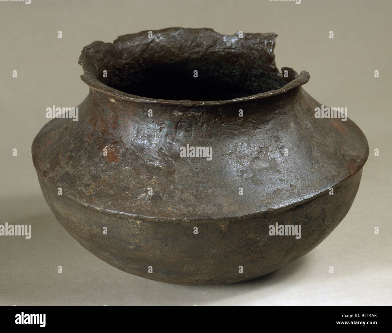 Cooking pot from the Indus Valley civilisation National Museum of New Delhi ref#13303/0/2675India8670/1912hp.3140/27 Stock Photo
