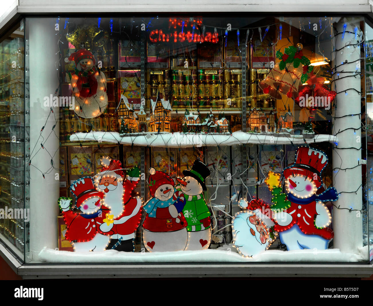 2021 IVC First Place: “Jungle Bells” (Holiday Window Displays) – Visual  Merchandising and Store Design
