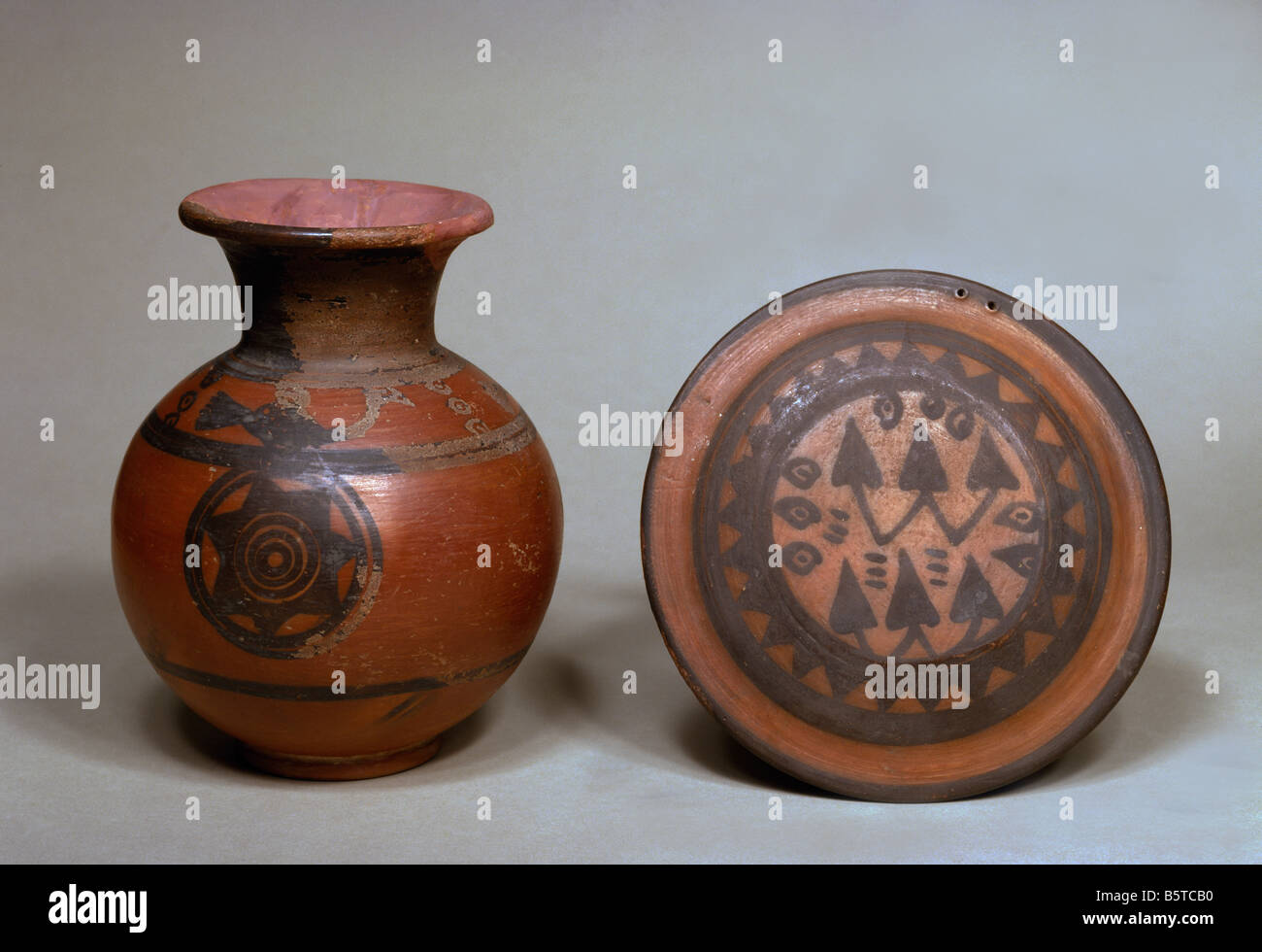 Pot with star design and lid from the Indus Valley civilisation National Museum of New Delhi ref# h 706 a 419 Stock Photo