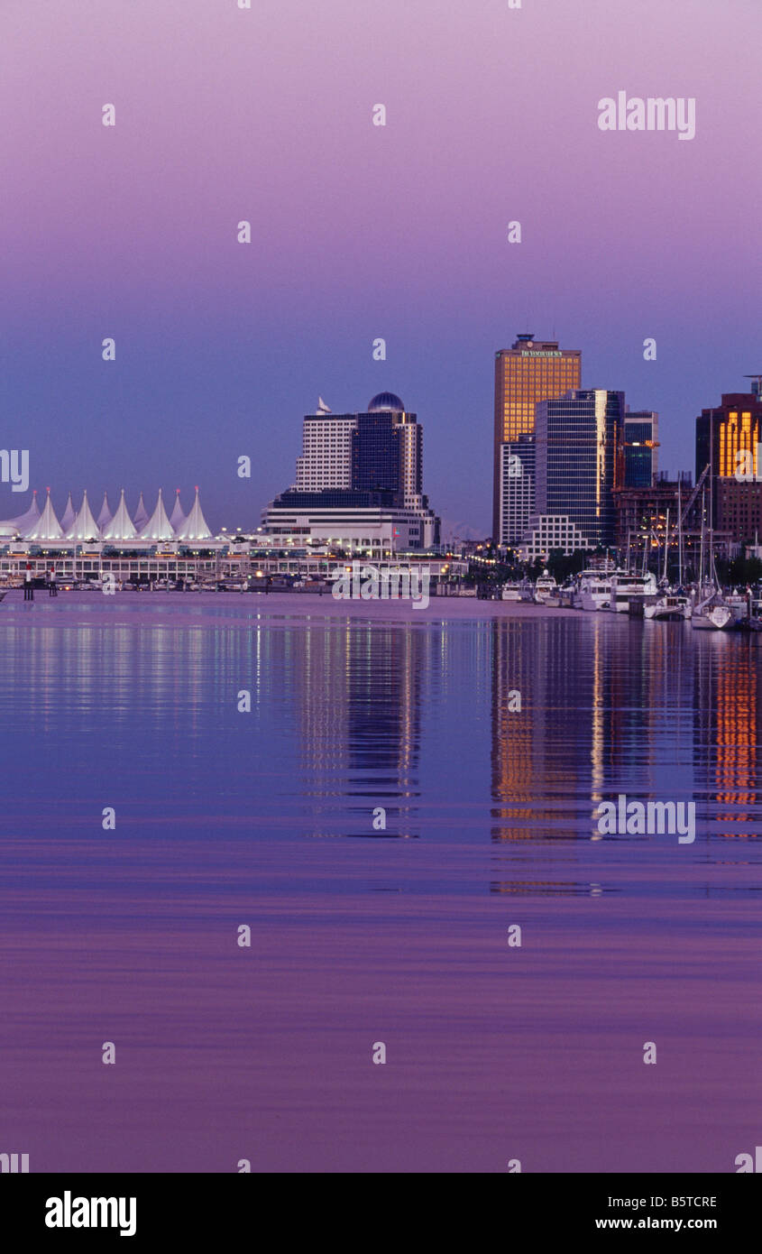 Vancouver skyline dusk purple hi-res stock photography and images - Alamy